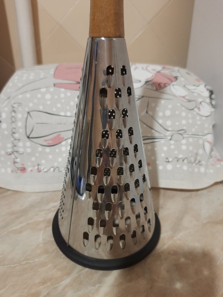 Grater 3 sides - Stainless Steel - Wooden Handle